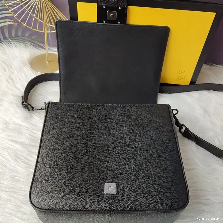 Vintage HOT Black Cuoio Medium Leather Romano Messenger Fendi In Baguette 0426